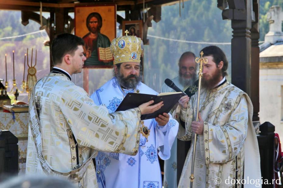PS Nichifor Botoșăneanul citind credincioșilor rugăciunile de dezlegare / Foto: Flavius Popa